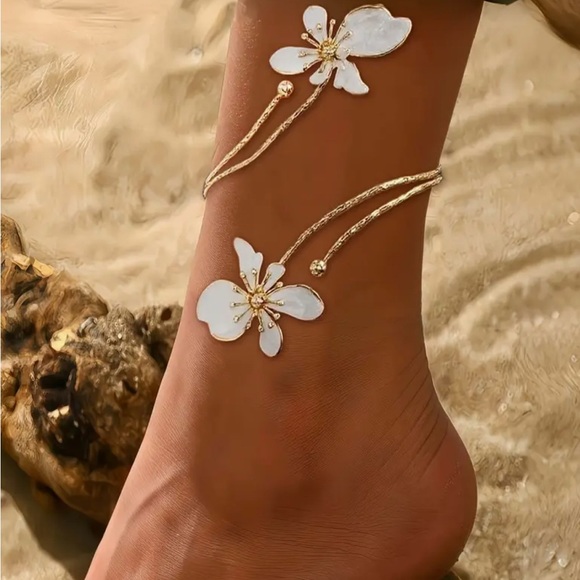 Elegant Gold and White Floral Anklet - Picture 1 of 2